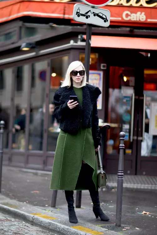 Poartă o jachetă din piele și blană peste o rochie rigidă, colorată din stofă. Reintrodu culorile în styling-urile tale.