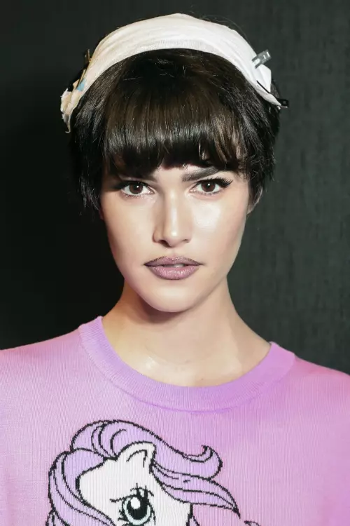 Părul scurt cu breton lung, întors cu peria, are un farmec retro, french.