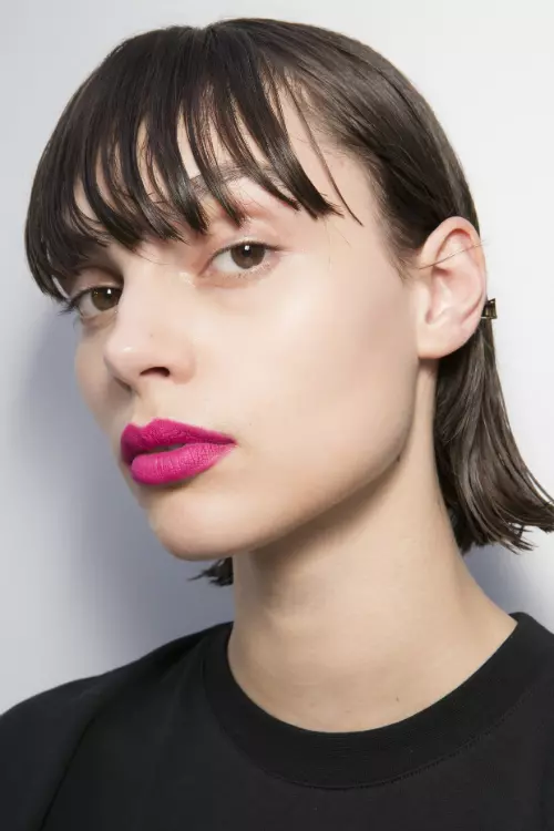 Coafurile wet arată excelent pe părul scurt. Iată un motiv în plus să-ți schimbi look-ul!