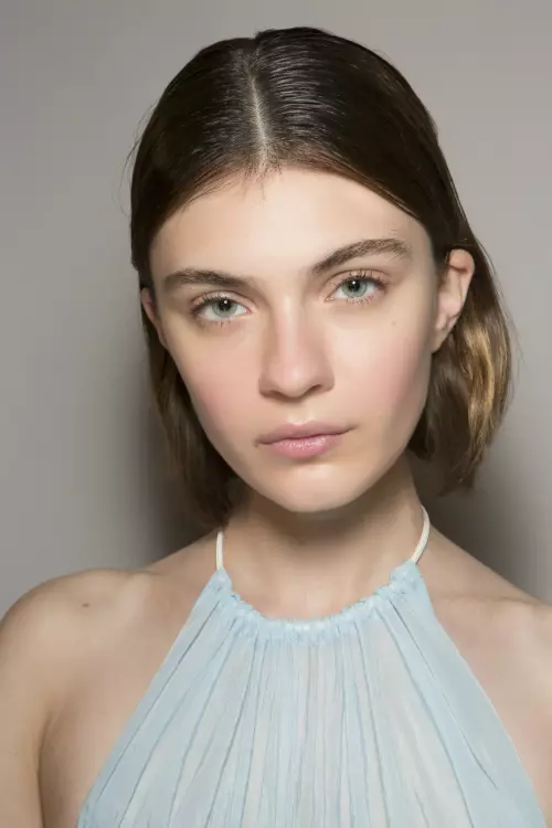 Coafura nu trebuie să reziste, adică să fie perfectă și simetrică... Un bob mediu stilizat cu cărare pe mijloc e o rețetă sigură pentru un look cool.