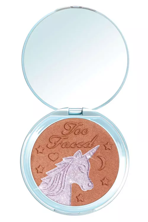 Pudră bronzantă cu efect de luminozitate Unicorn tears holographic bronzer, Too Faced, 154 lei, exclusiv în magazinele Sephora