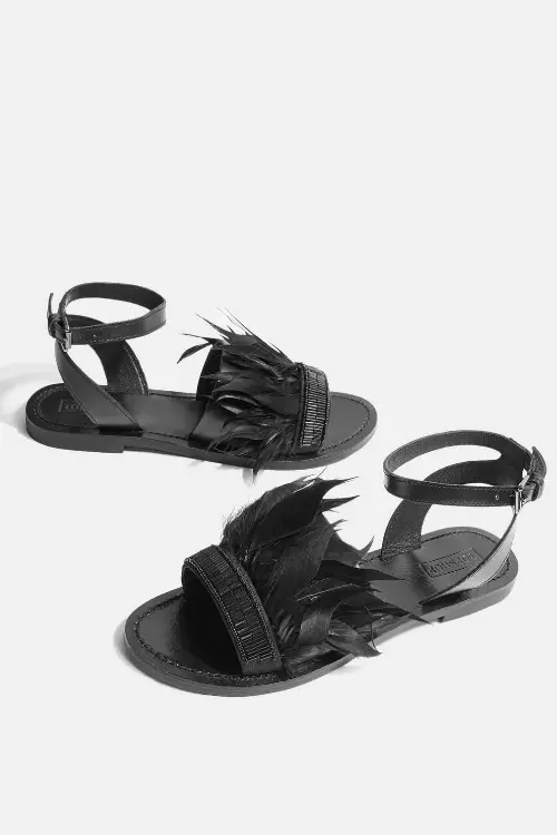 Sandale din piele și pene, Topshop, 49 lire.