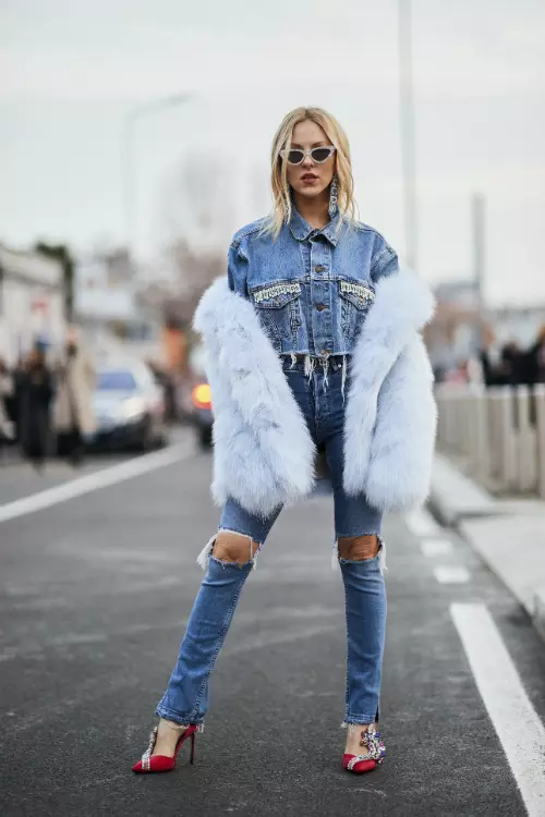 Nu încerca să scoți denimul din zona casual prin accesorii prea prețioase sau funky