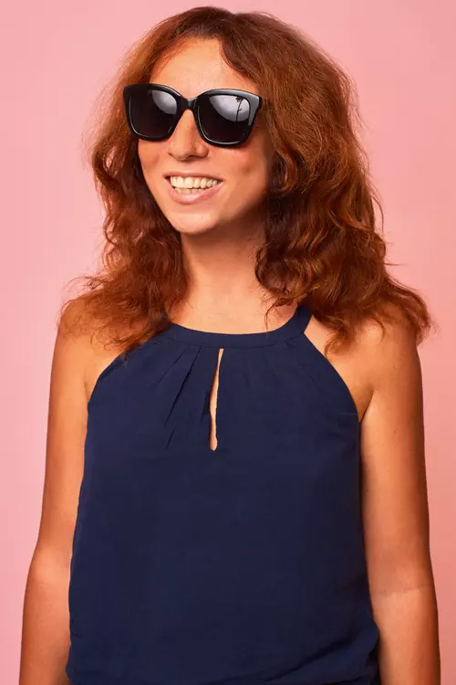 Crina Alexe poartă ochelari de soare Max&Co