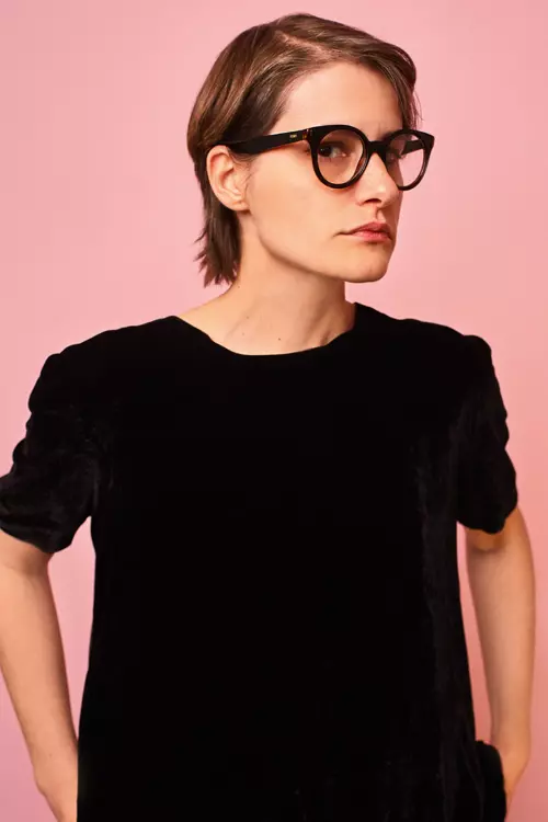 Ioana Ulmeanu poartă ochelari de vedere Fendi
