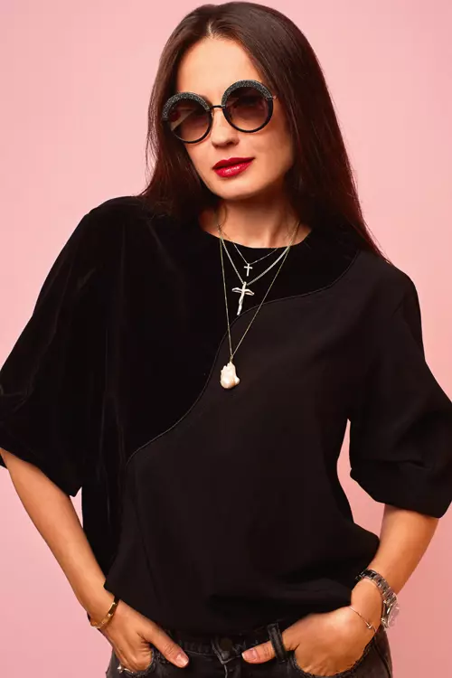 Roxana Voloșeniuc poartă ochelari de soare Jimmy Choo