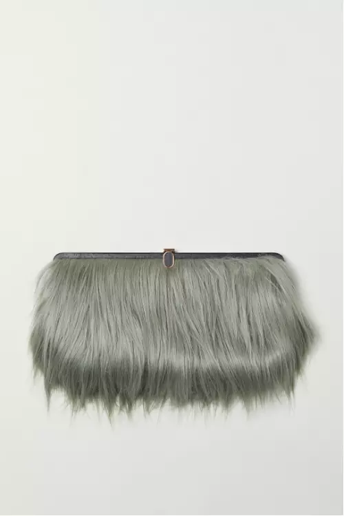 4. Clutch din blană ecologică, H&M, 199,90 lei