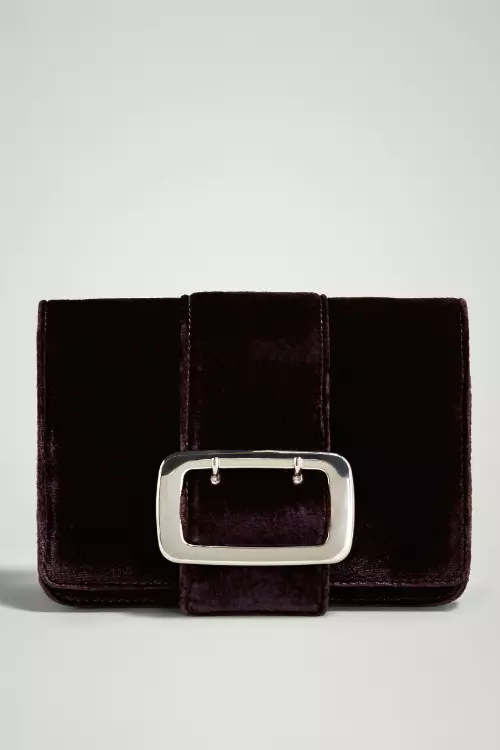 7. Clutch din catifea, Massimo Dutti, 499 lei