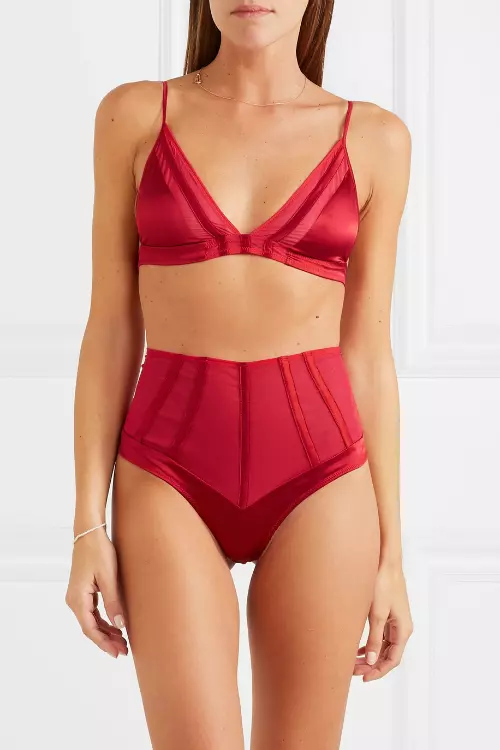 Set din mătase și dantelă, Kiki de Montaparnasse, 165 euro sutienul și 155 euro chilotul, ambele www.net-a-porter.com