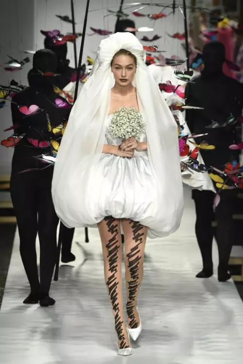 19. Rochia de mireasa mini- Moschino