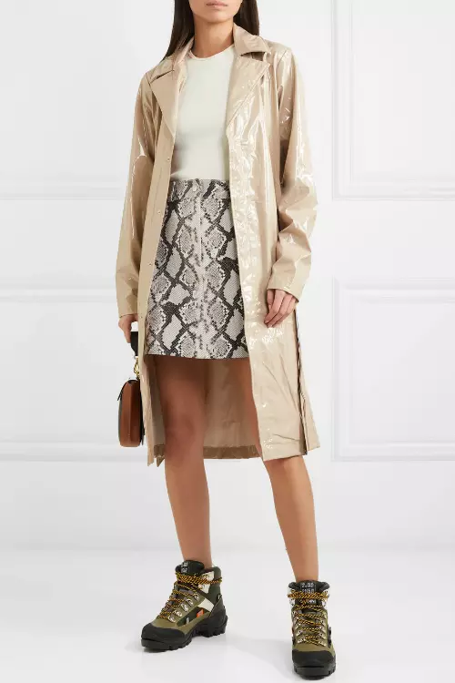 Trenci din vinilin, Rains Journal, 180 euro, www.net-a-porter.com