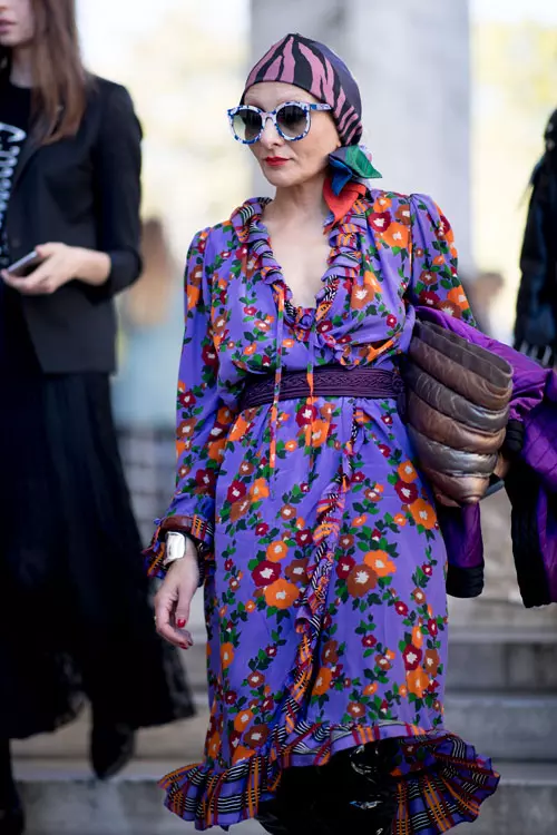 Eșarfa din mătase purtată tip turban