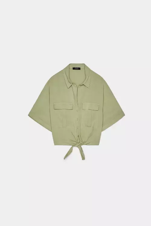 1. Cămașa cropped cu nod, Bershka, 89,90 lei