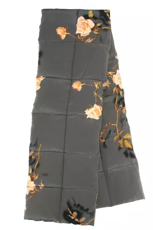 3. Fular supradimensionat Dries Van Noten, 535 euro, www.mytheresa.com