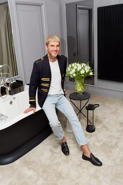 Sorin poartă sacou Zara, tricou Cos, jeanși The Kooples, pantofi Zara.