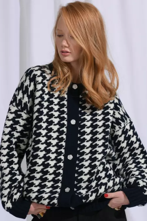 1. Cardigan din lână, Ami Amalia, 335 euro, www.amiamalia.com