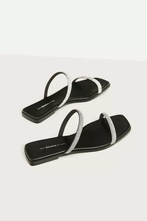 3. Papuci din piele ecologică și cristale, Bershka, 99,90 lei