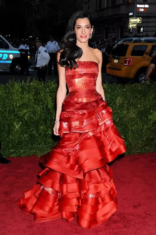 Amal Clooney într-o rochie Maison Margiela (2015)