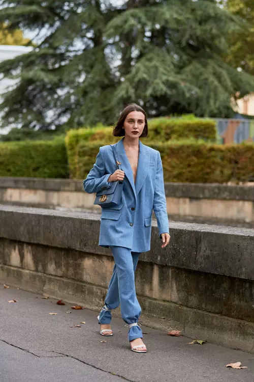 Pantalonii legați pe gleznă