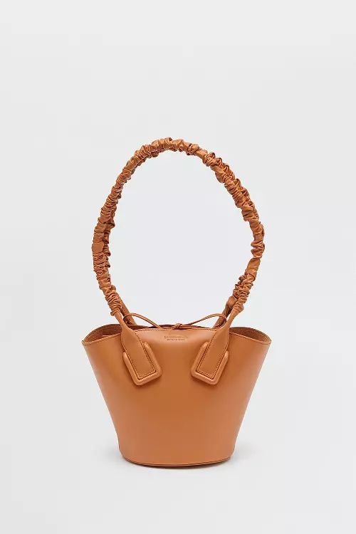 Geantă, Bottega Veneta, 1.400 euro, bottegaveneta.com