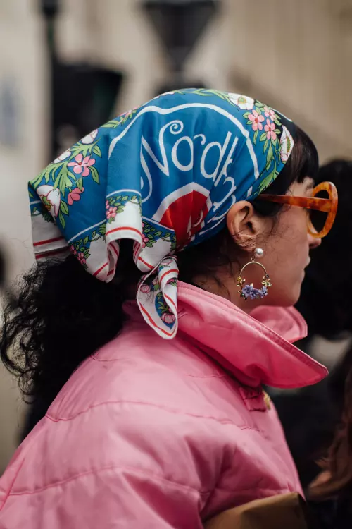 Eșarfa legată la ceafă