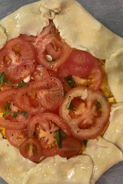 Tartă cu roșii și cheddar crudă