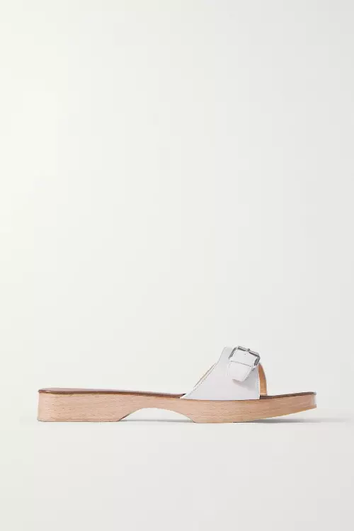 Saboți din piele, By Far, 82,50 euro, www.net-a-porter.com