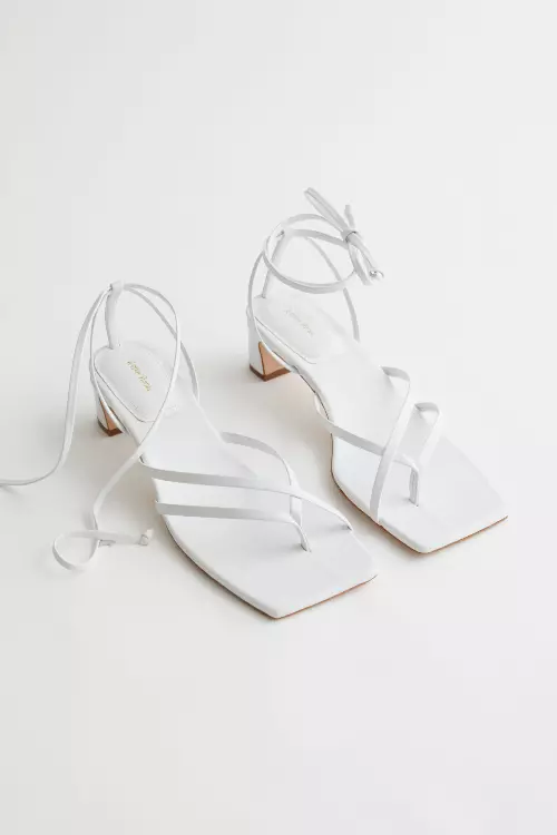 Sandale din piele, & Other Stories, 89 euro, www.stories.com