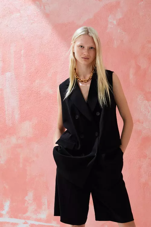 Vestă și bermude din poliester, H&M, 159,99 și respectiv 89,99 lei