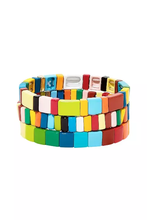 Brățară cu mărgele din email, Roxanne Assoulin, 278 euro, www.farfetch.com