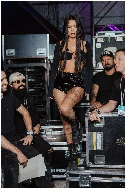 Inna la festivalul Saga in body Amazuin, shorts Ttswrts, ciorapi Vetements x Wolford si bocanci R13 (1)