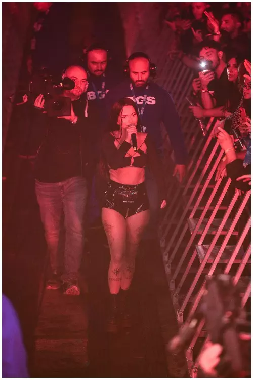 Inna la festivalul Saga in body Amazuin, shorts Ttswrts, ciorapi Vetements x Wolford si bocanci R13 (2)