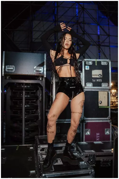 Inna la festivalul Saga in body Amazuin, shorts Ttswrts, ciorapi Vetements x Wolford si bocanci R13 (4)