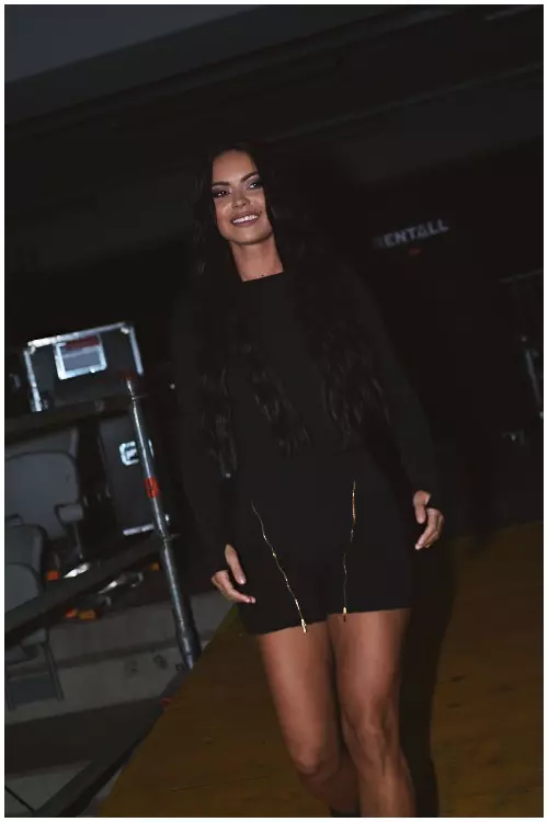 Inna la festivalul Untold in salopeta Jacquemus si bocanci R13 (1)