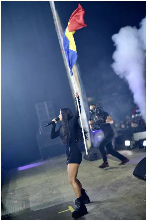 Inna la festivalul Untold in salopeta Jacquemus si bocanci R13 (2)