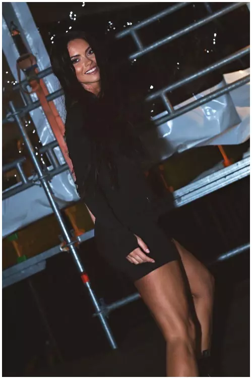 Inna la festivalul Untold in salopeta Jacquemus si bocanci R13 (4)