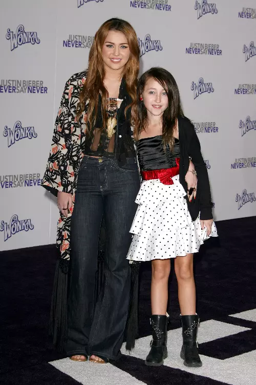 2. Noah Cyrus și Miley Cyrus