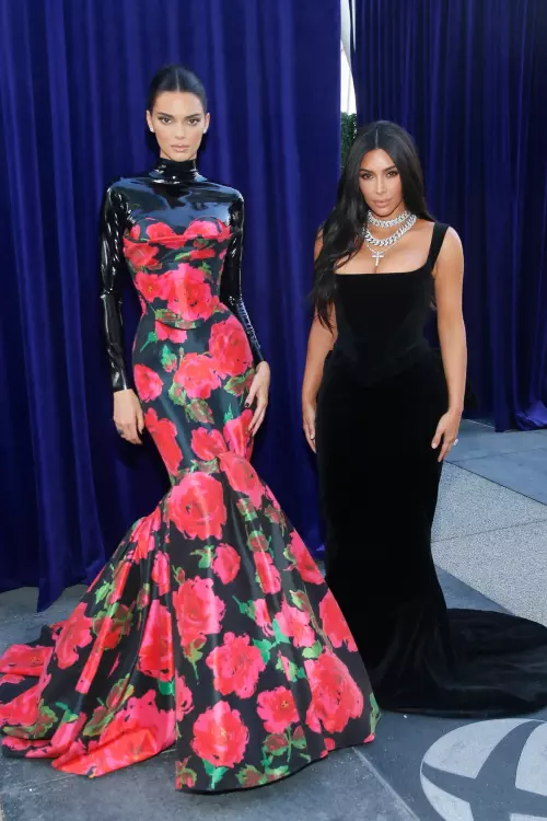 8. Kendall Jenner și Kim Kardashian