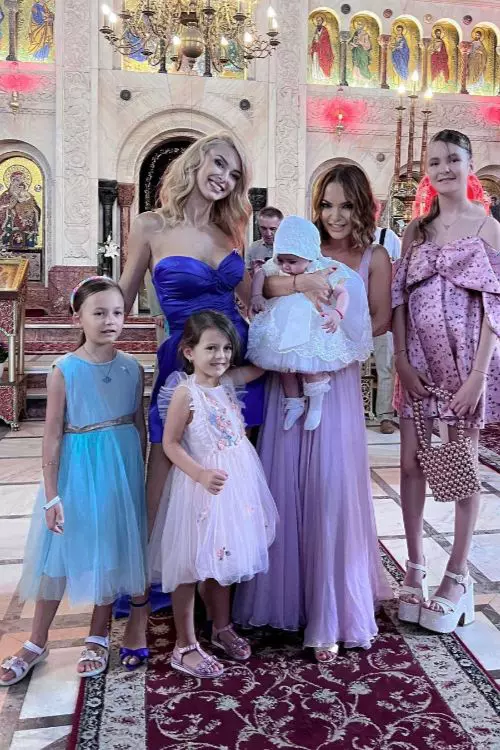 2. Andreea Antonescu și Andreea Bălan alături de fiicele lor