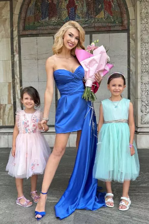 3. Andreea Bălan și fiicele ei, Ella și Clara
