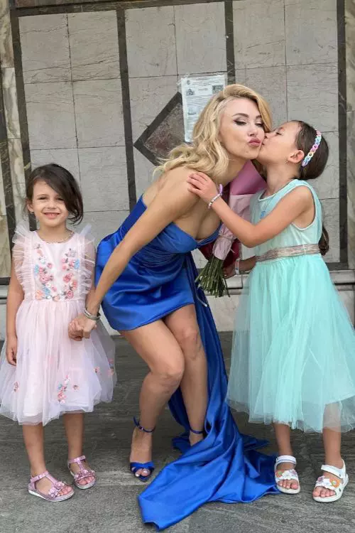 5. Andreea Bălan și fiicele ei, Ella și Clara