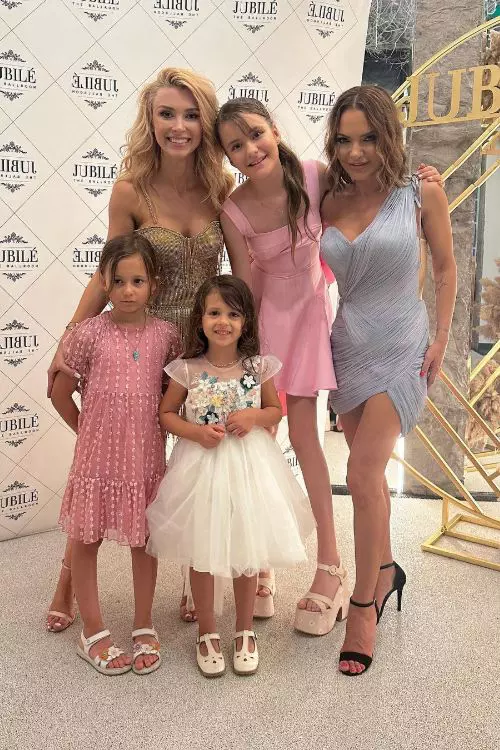 8. Andreea Antonescu și fiica ei, Sienna, și Andreea Bălan și fiicele ei, Ella și Clara