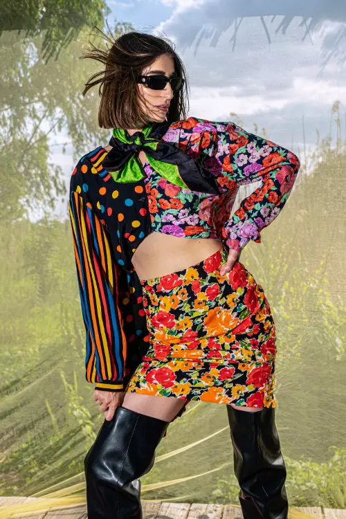 Eșarfă Christian Dior, fustă La Madeleine London, ochelari Le Specs.