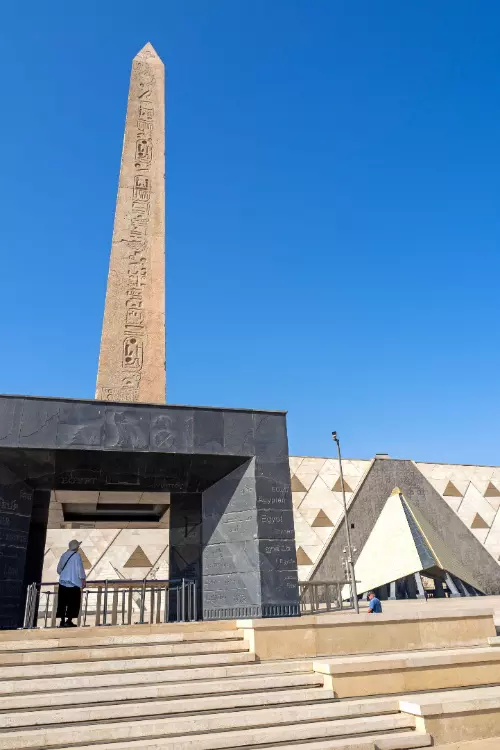 Obeliscul de la Muzeul Egiptean de Istorie din Cairo
