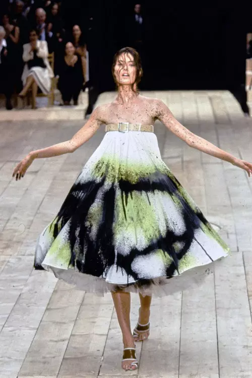 Shalom Harlow pentru Alexander McQueen