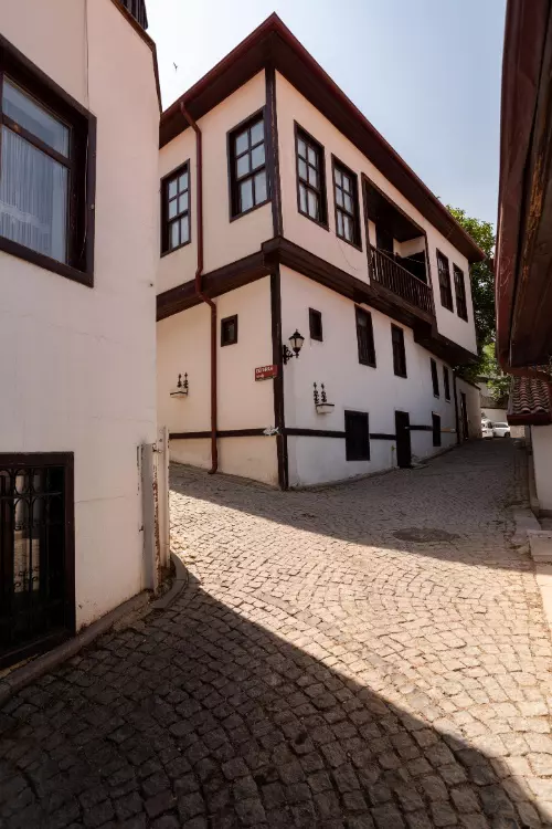 Case vechi, restaurate - Castelul Ankara