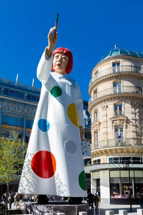Instalația monumentală Yayoi Kusama x Louis Vuitton, Paris, 2023