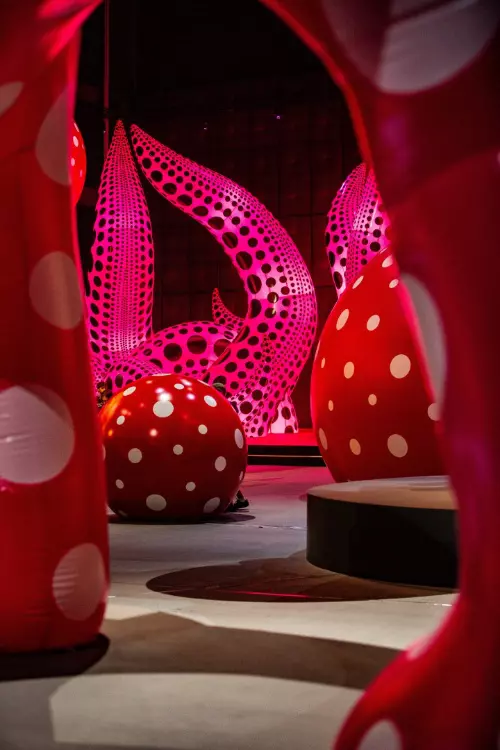Yayoi Kusama, Dots Obsession, în cadrul expoziției You, Me and the Balloons, 2013