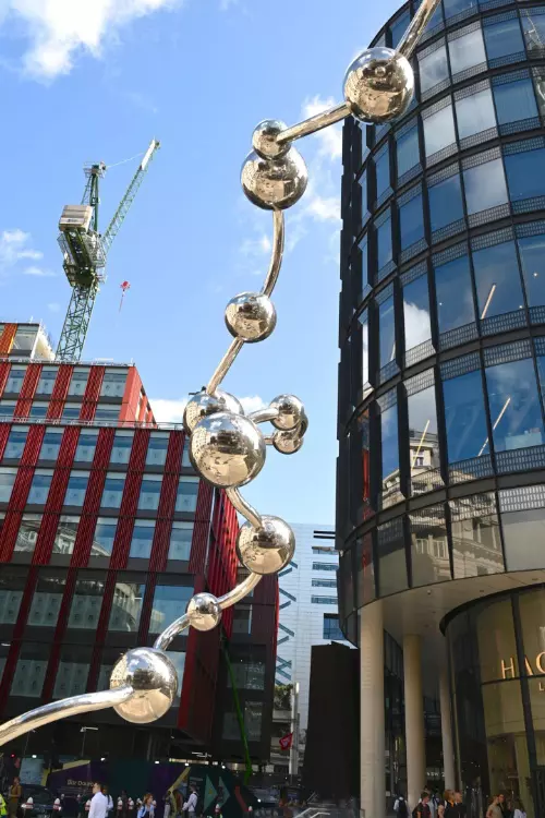 Yayoi Kusama, Infinite Accumulation, Liverpool Street Station, Londra, 2024