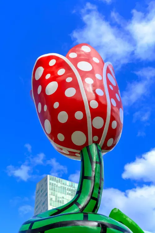 Yayoi Kusama, Les Tulipes de Shangri-La, Place François Mitterrand, Lille, 2003
